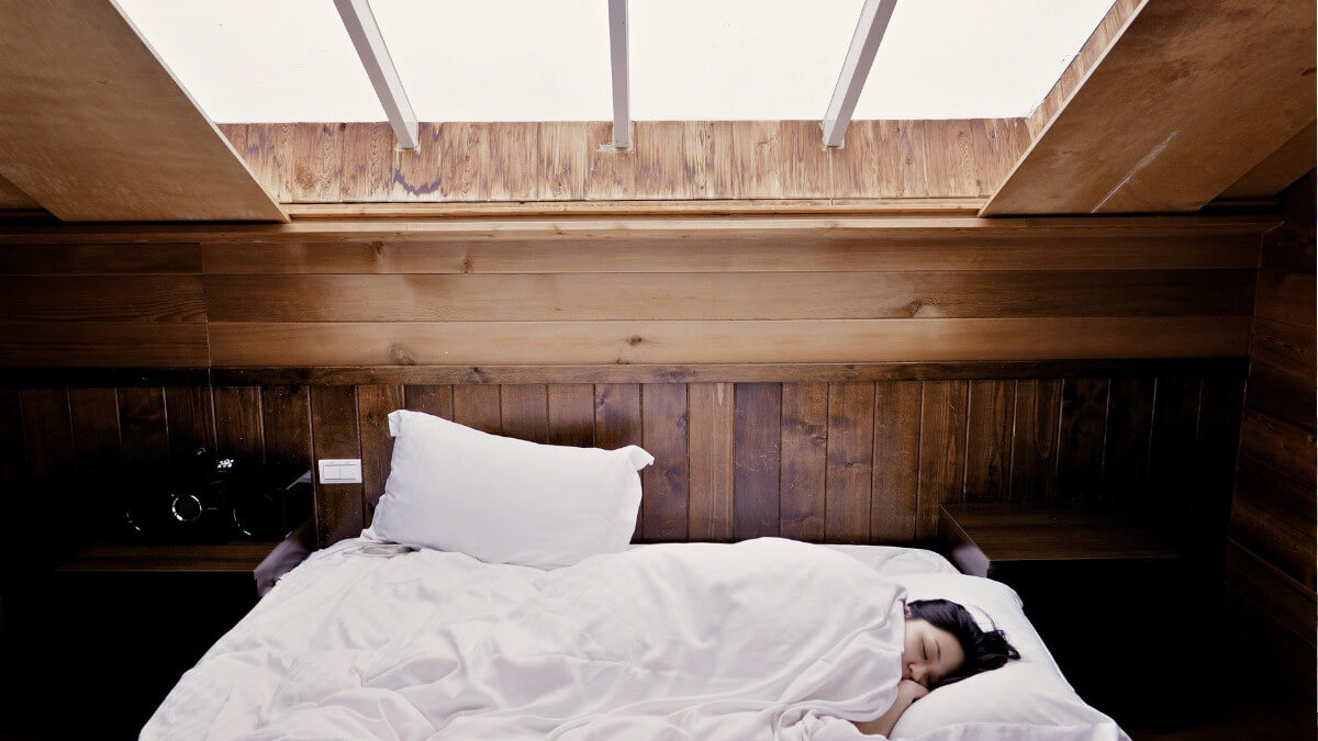 Meble do sypialni na poddaszu — jak wybierać meble do pomieszczenia ze skosami?